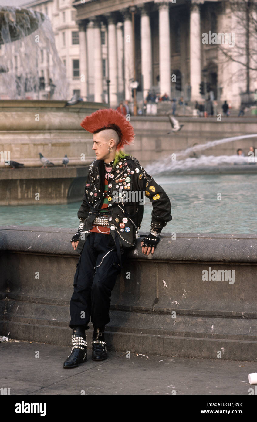 Garçon Punk du début des années 1980, s'élève face à Trafalgar Square Banque D'Images