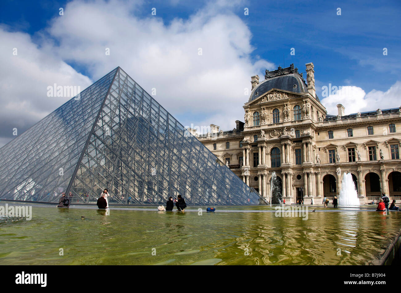 Louvre et de la pyramide du Louvre, Paris Banque D'Images