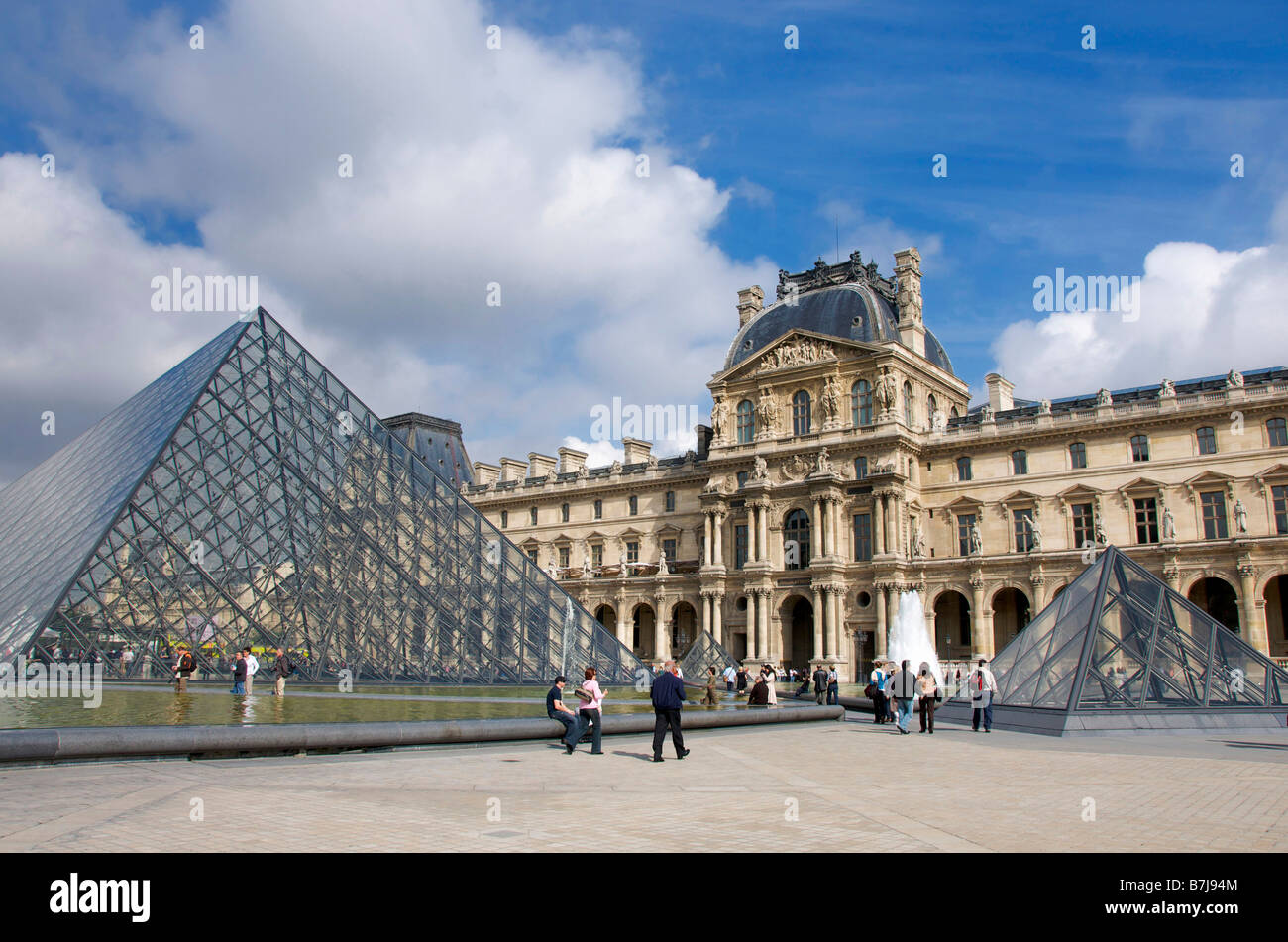Musée du Louvre, la pyramide , Paris, France, Europe Banque D'Images