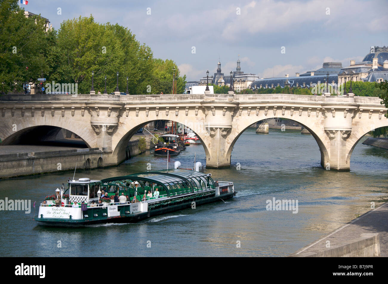 Pont Neuf et river boat, Paris Banque D'Images