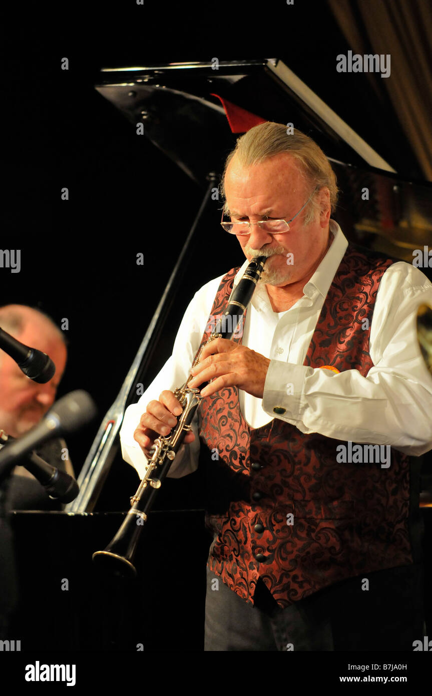 La légende du jazz Acker Bilk sur fête son 80e anniversaire avec un concert à Southamptons Club Concorde Banque D'Images