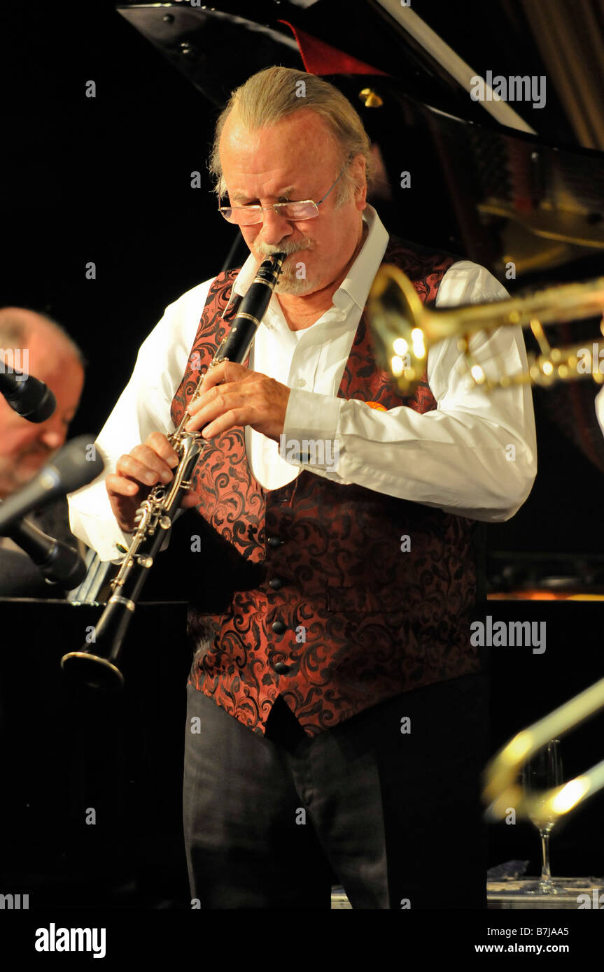 La légende du jazz Acker Bilk sur fête son 80e anniversaire avec un concert à Southamptons Club Concorde Banque D'Images