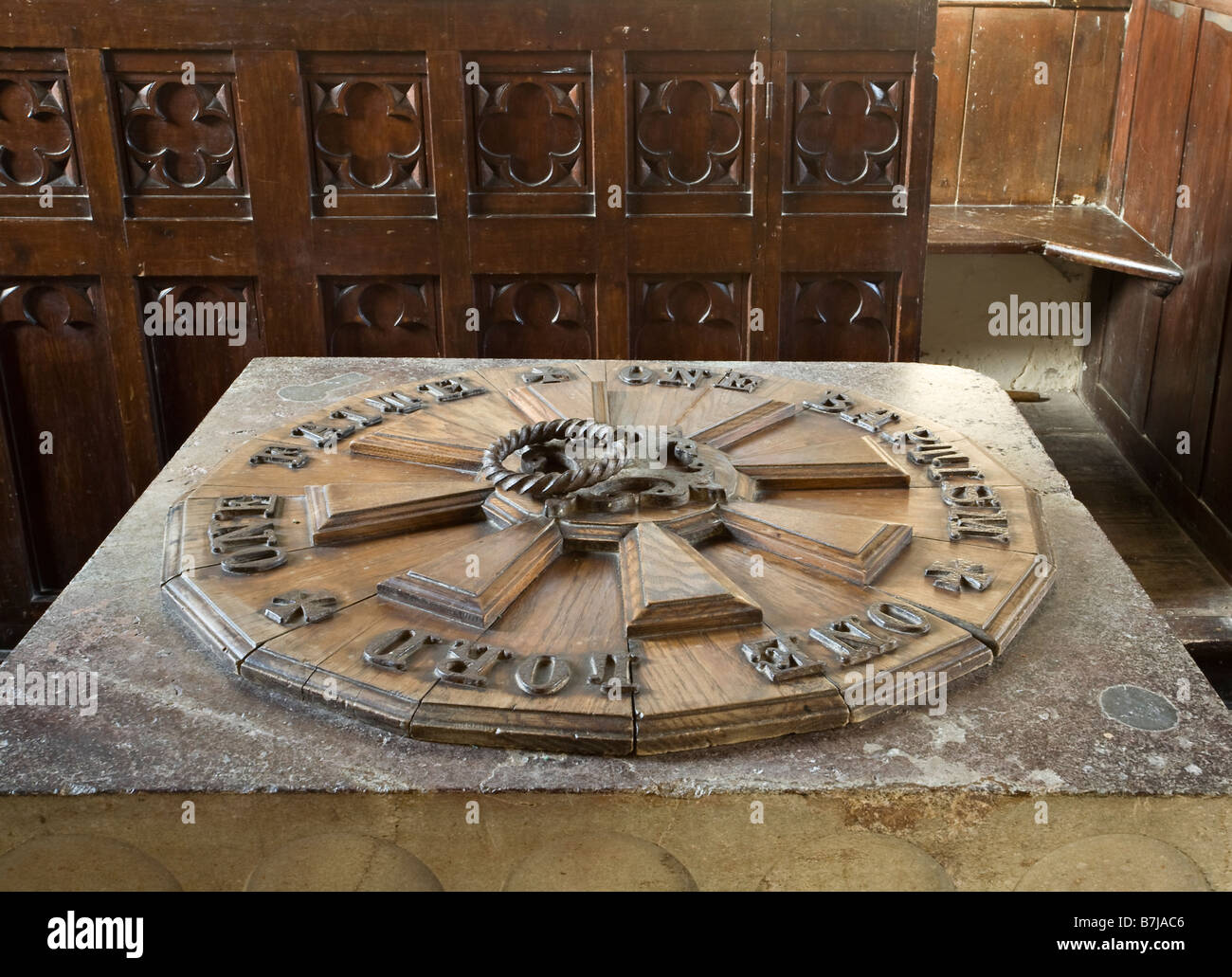 Police de caractères en bois sculpté qui lit 'Un seul Baptême de foi un Seigneur' dans l'église paroissiale Wiggonholt, Pulborough, West Sussex Banque D'Images