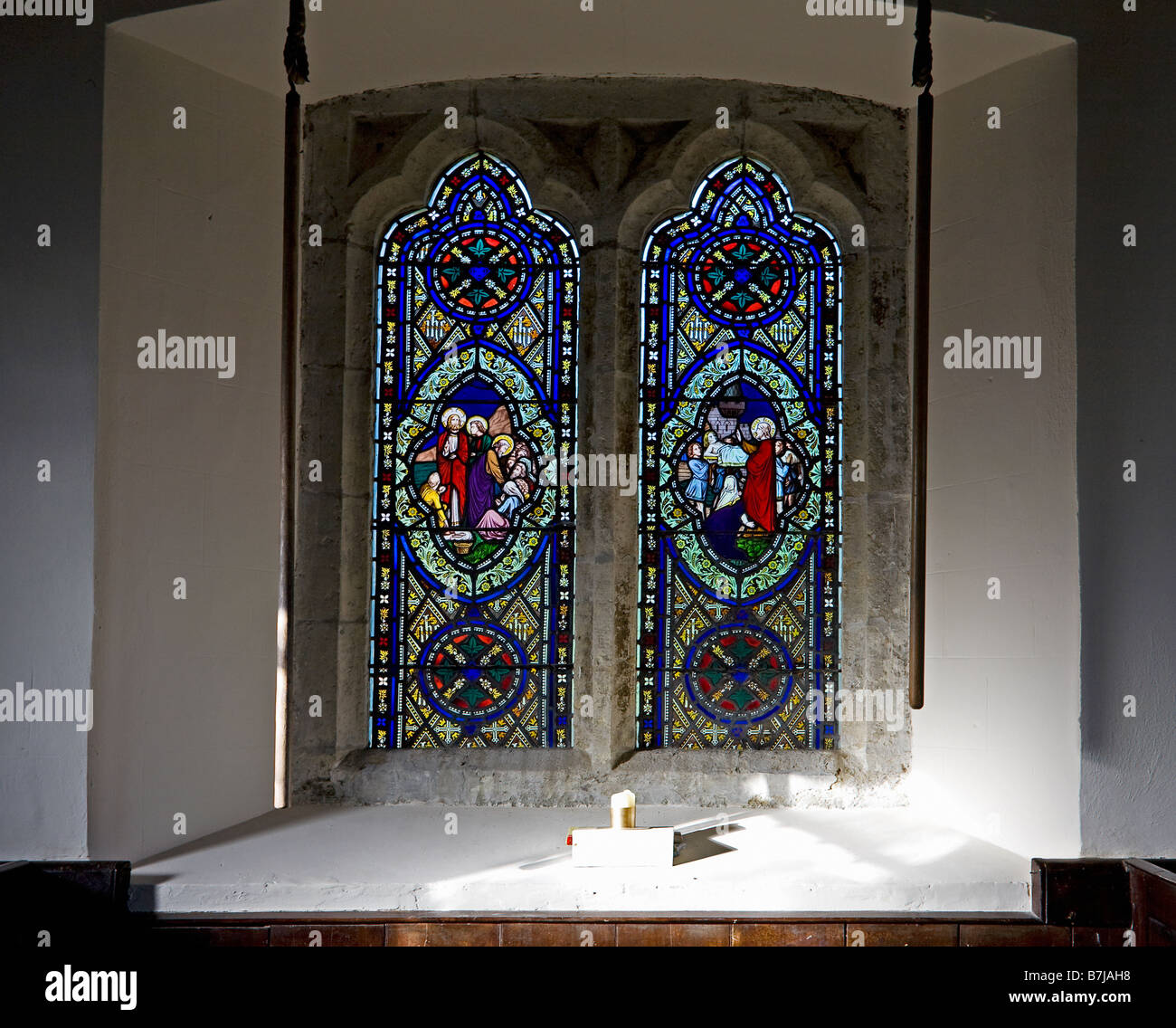 Vitrail vitrail dans l'église paroissiale Wiggonholt, Sussex, Royaume-Uni Banque D'Images