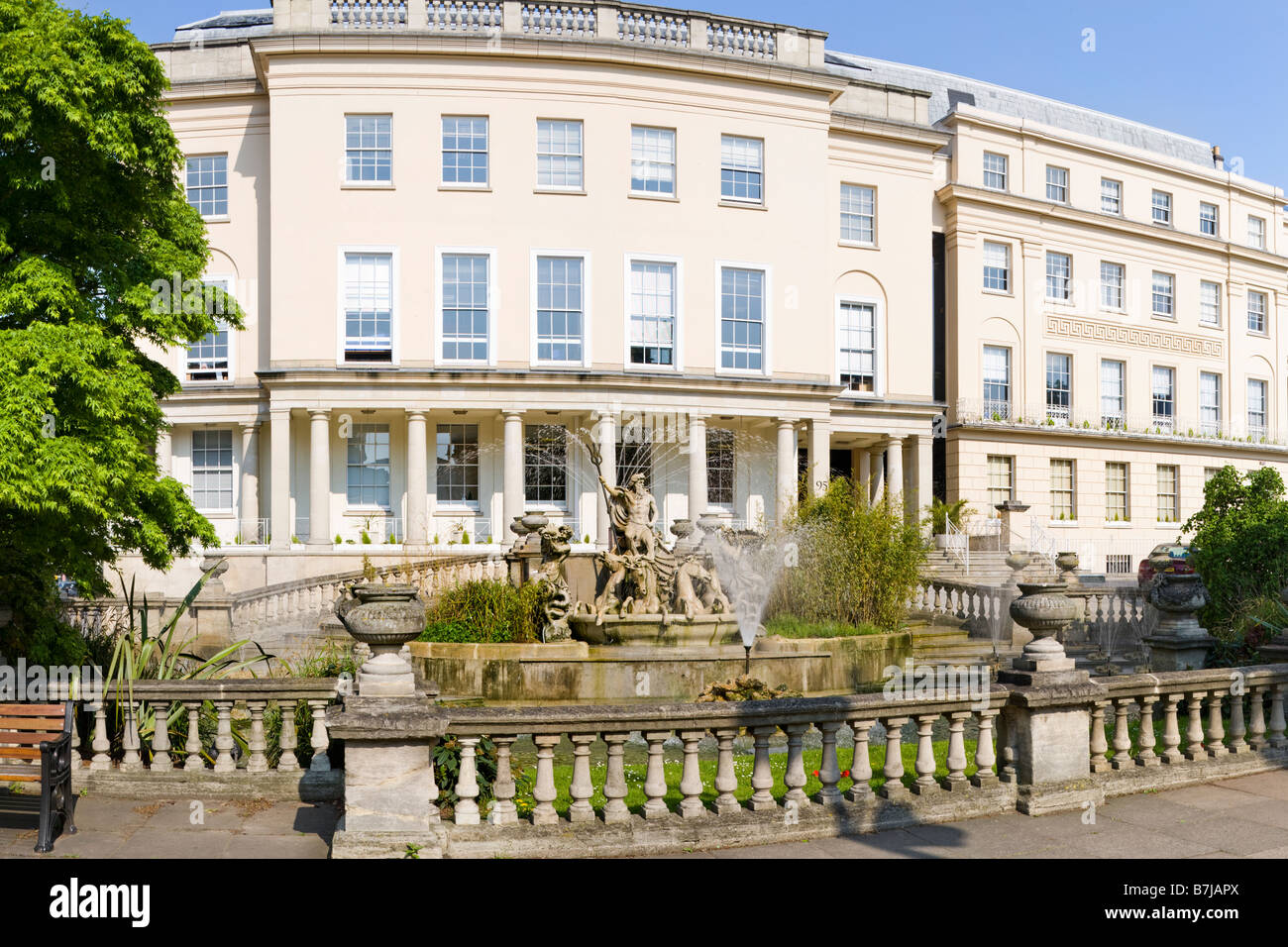 La fontaine de Neptune et les bureaux municipaux dans la Promenade, Cheltenham, Gloucestershire Spa Banque D'Images