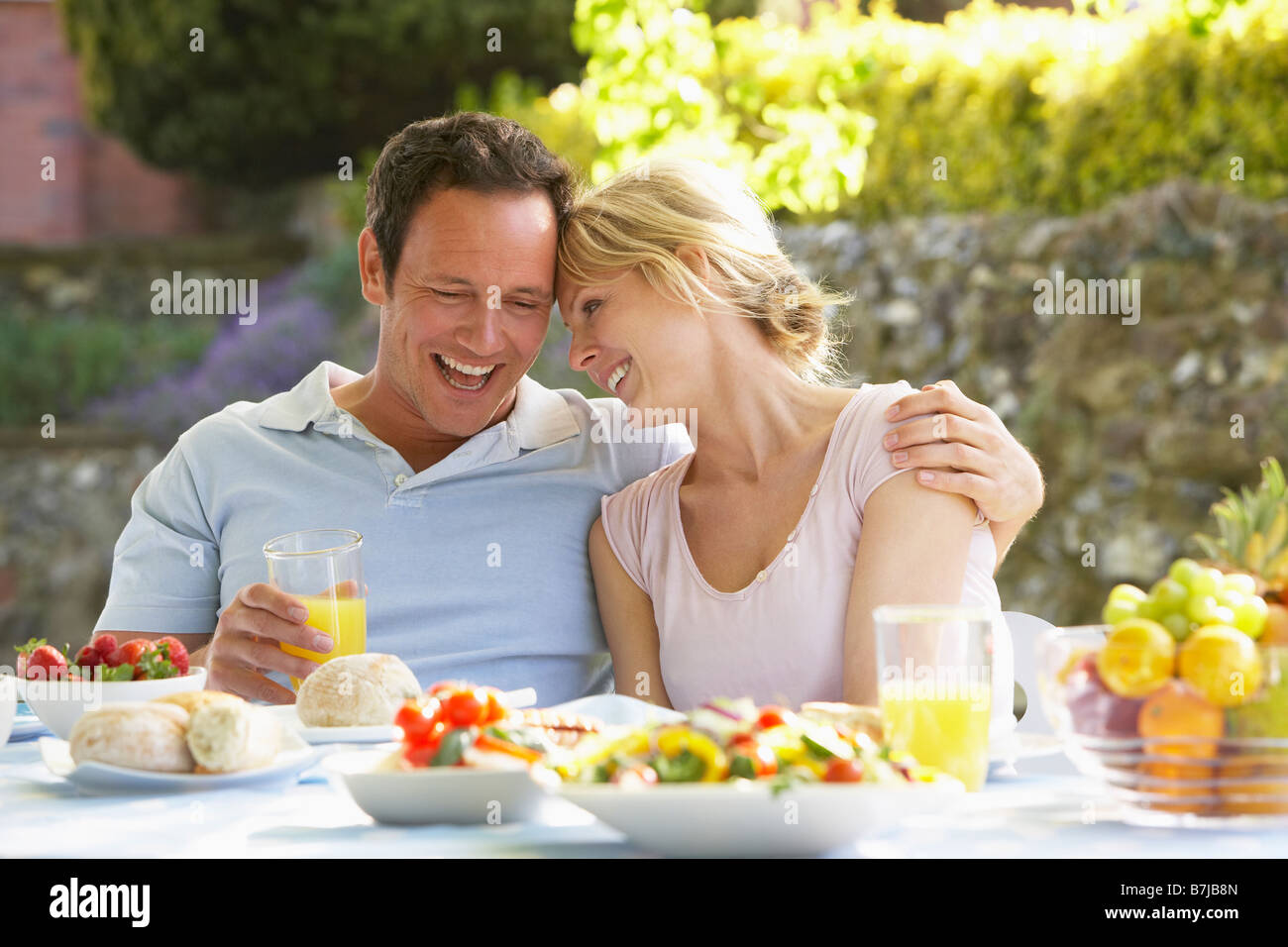 Couple manger un repas al fresco Banque D'Images