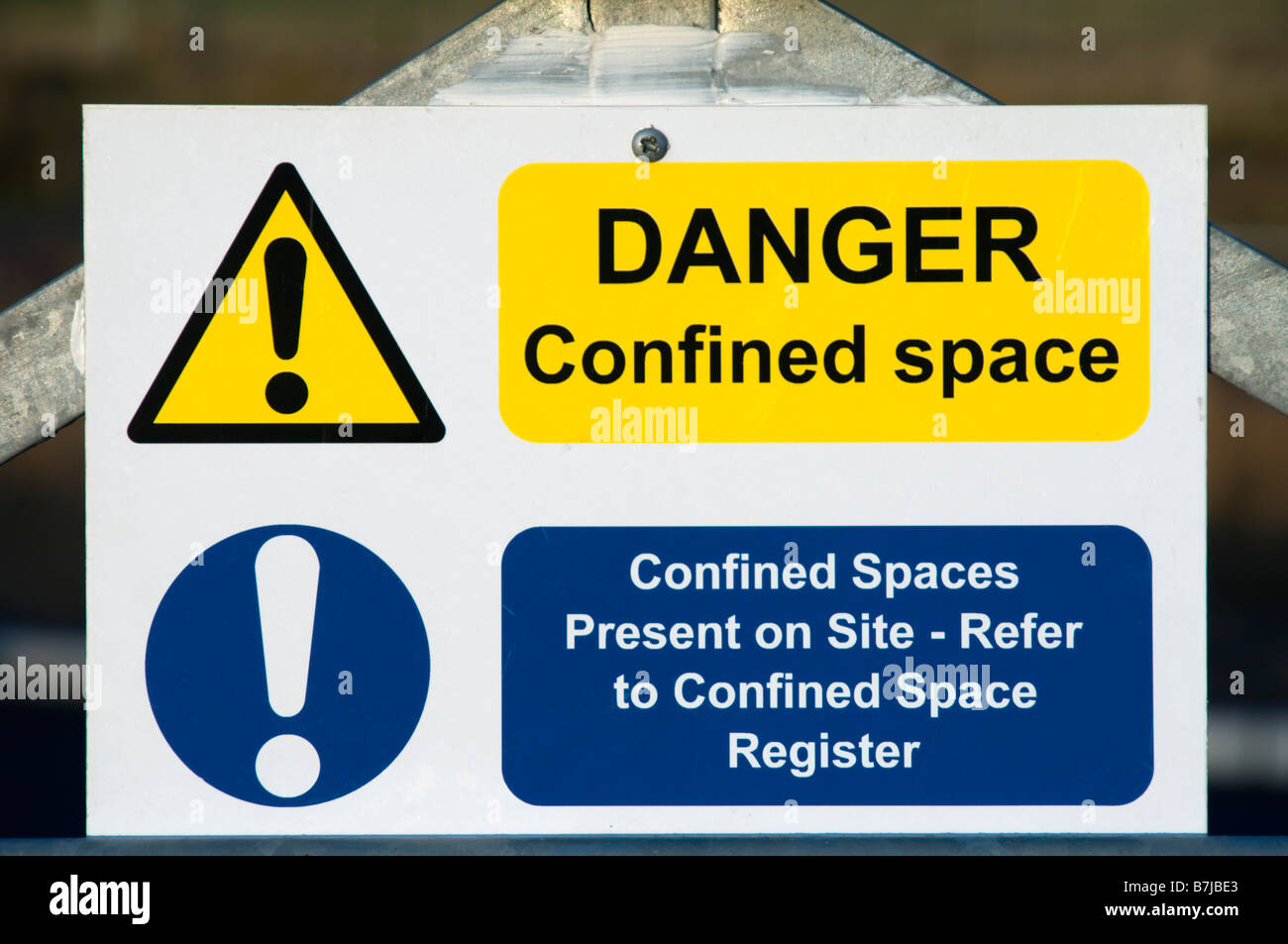 Panneau d'avertissement pour espace confiné sur une porte dans le village de Mey, Caithness, Écosse, Royaume-Uni Banque D'Images