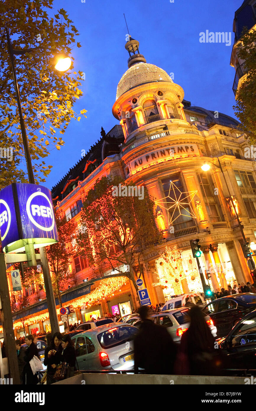 PARIS FRANCE GRAND MAGASIN LE PRINTEMPS SUR LE BOULEVARD Haussmann, la nuit de Noël Banque D'Images