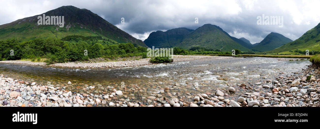La rivière de l'Europe qui s'écoule depuis le pied de Glen Coe à Glencoe, Highland, Scotland Banque D'Images