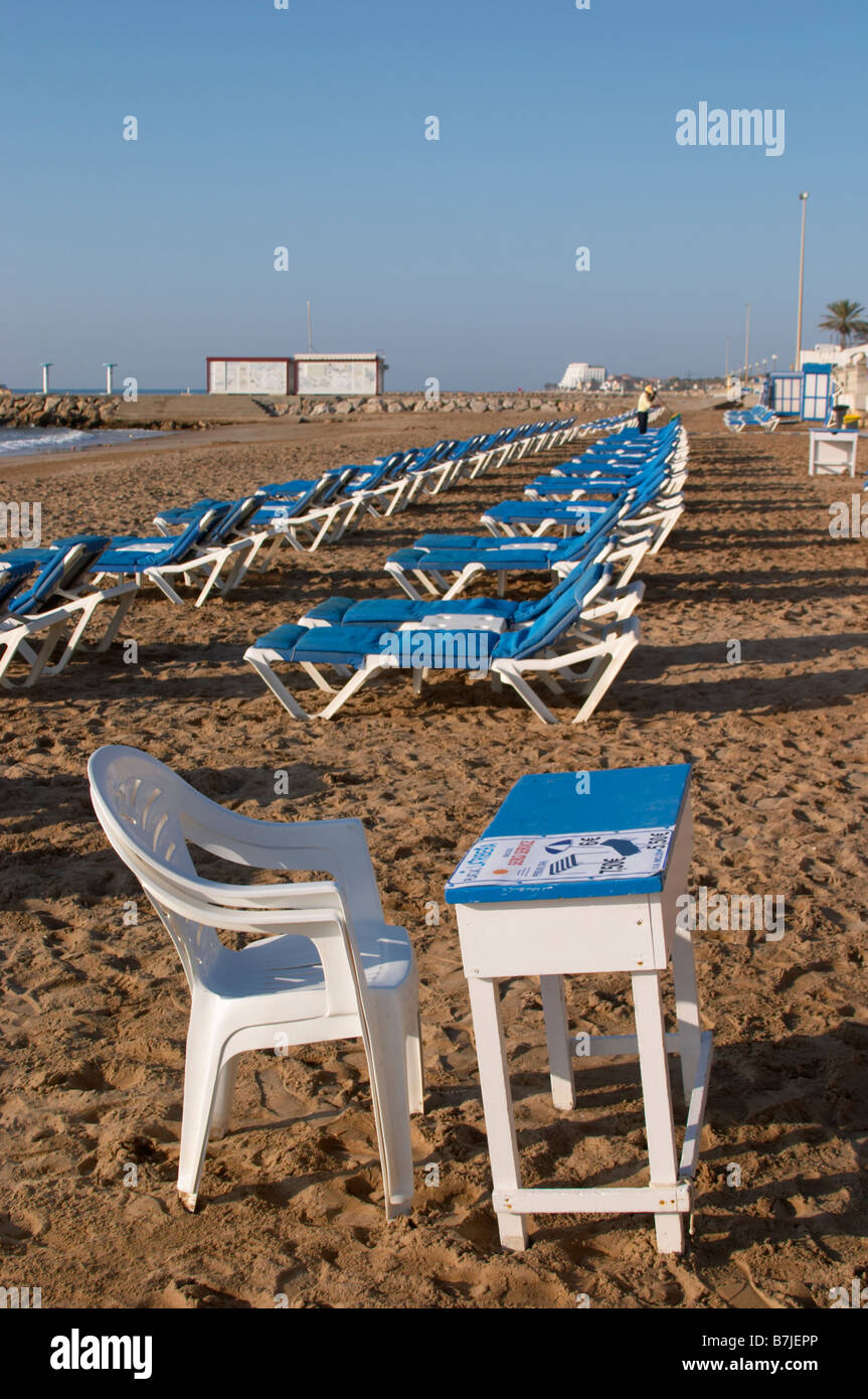 La plage. Des rangées de chaises vides. Une chaise en plastique et parasol  pour la caisse de bord. Sitges, Catalogne, Espagne Photo Stock - Alamy