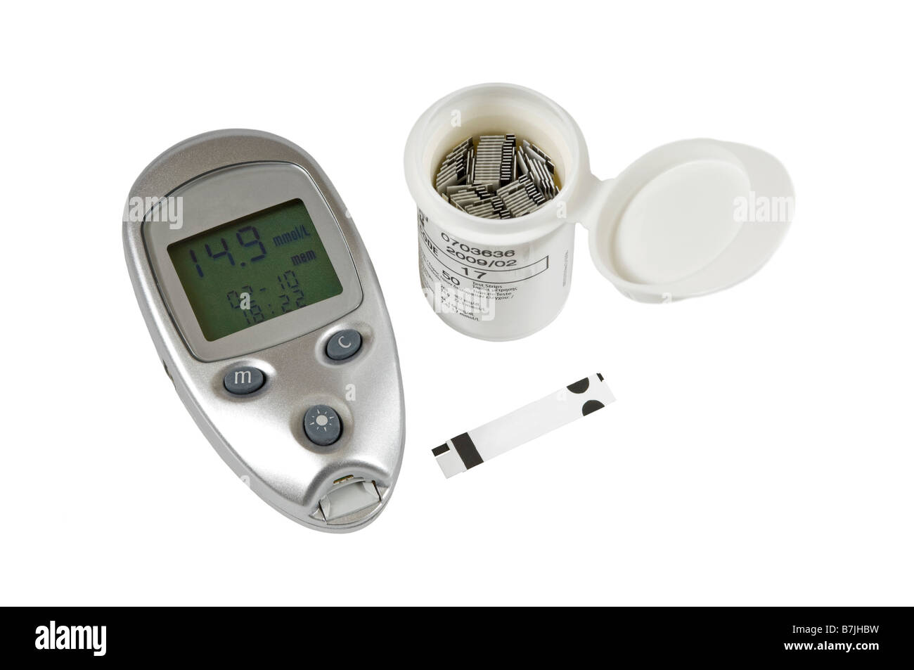 Macro close up horizontale d'un kit de contrôle de glucose de sang, y compris l'appareil de bandelettes et récipient sur fond blanc Banque D'Images