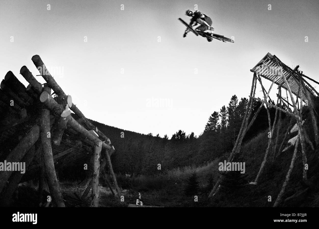 La montagne en noir et blanc journal saut saut ; Canada, Alberta, Moose Mountain Banque D'Images