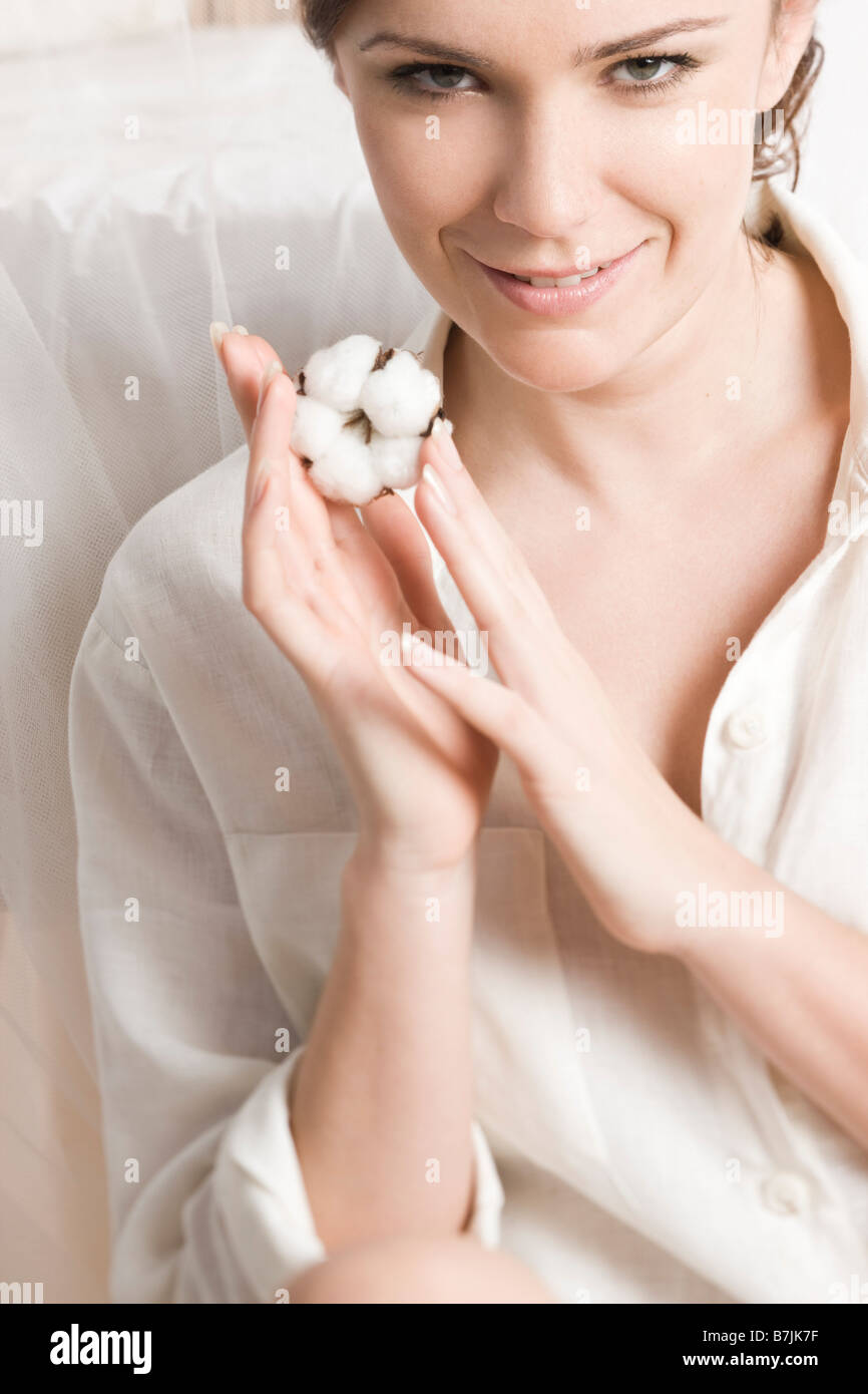 Femme avec fleurs de coton Banque D'Images