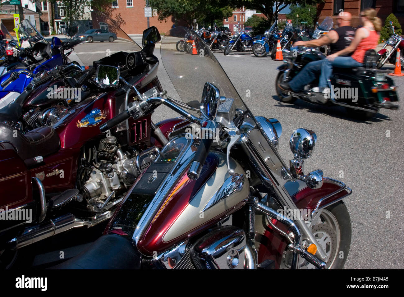 Un couple leur trajet depuis plusieurs moto motos garées sur un jour d'été ensoleillé Banque D'Images