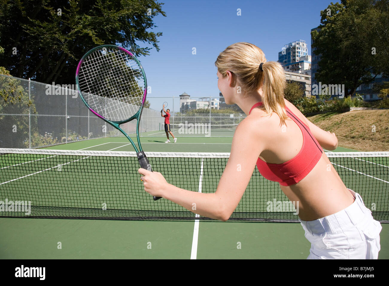 Couple playing tennis ; Canada, Colombie-Britannique, Vancouver Banque D'Images