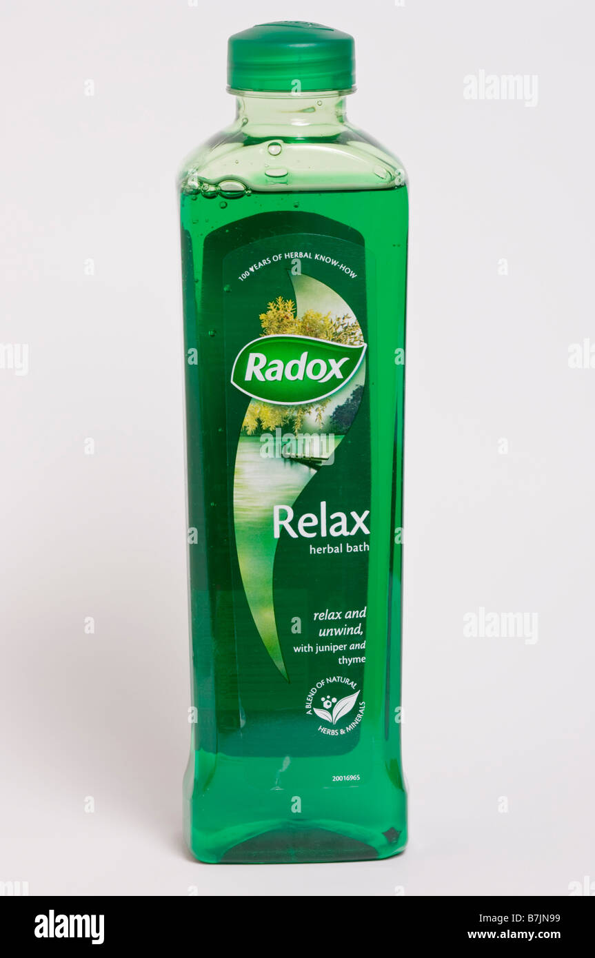 Une bouteille en plastique de Radox bain aux herbes bain à bulles pour le bain tourné sur un fond blanc Banque D'Images