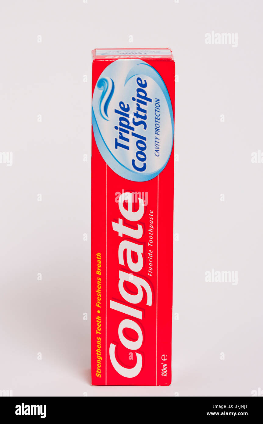 Un tube en boîte de bande cool triple Colgate cavity protection toothpaste flouride pour nettoyer les dents tourné sur un fond blanc Banque D'Images