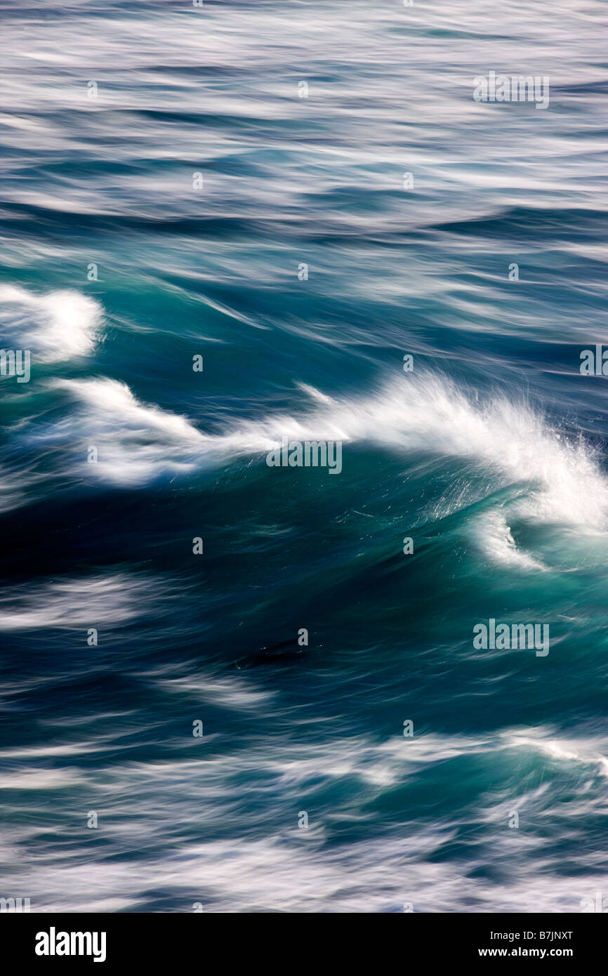 Océan Pacifique vagues se briser à terre à Fanshell, donnent sur la plage de galets, péninsule de Monterey, Californie, États-Unis Banque D'Images