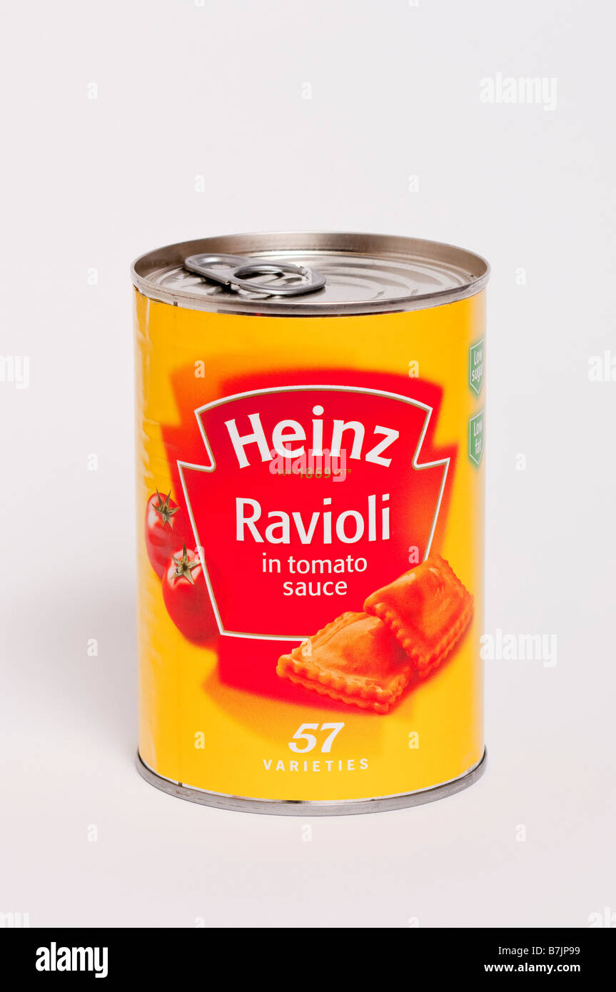 Une boîte de raviolis à la sauce tomate Heinz tourné sur un fond blanc Banque D'Images