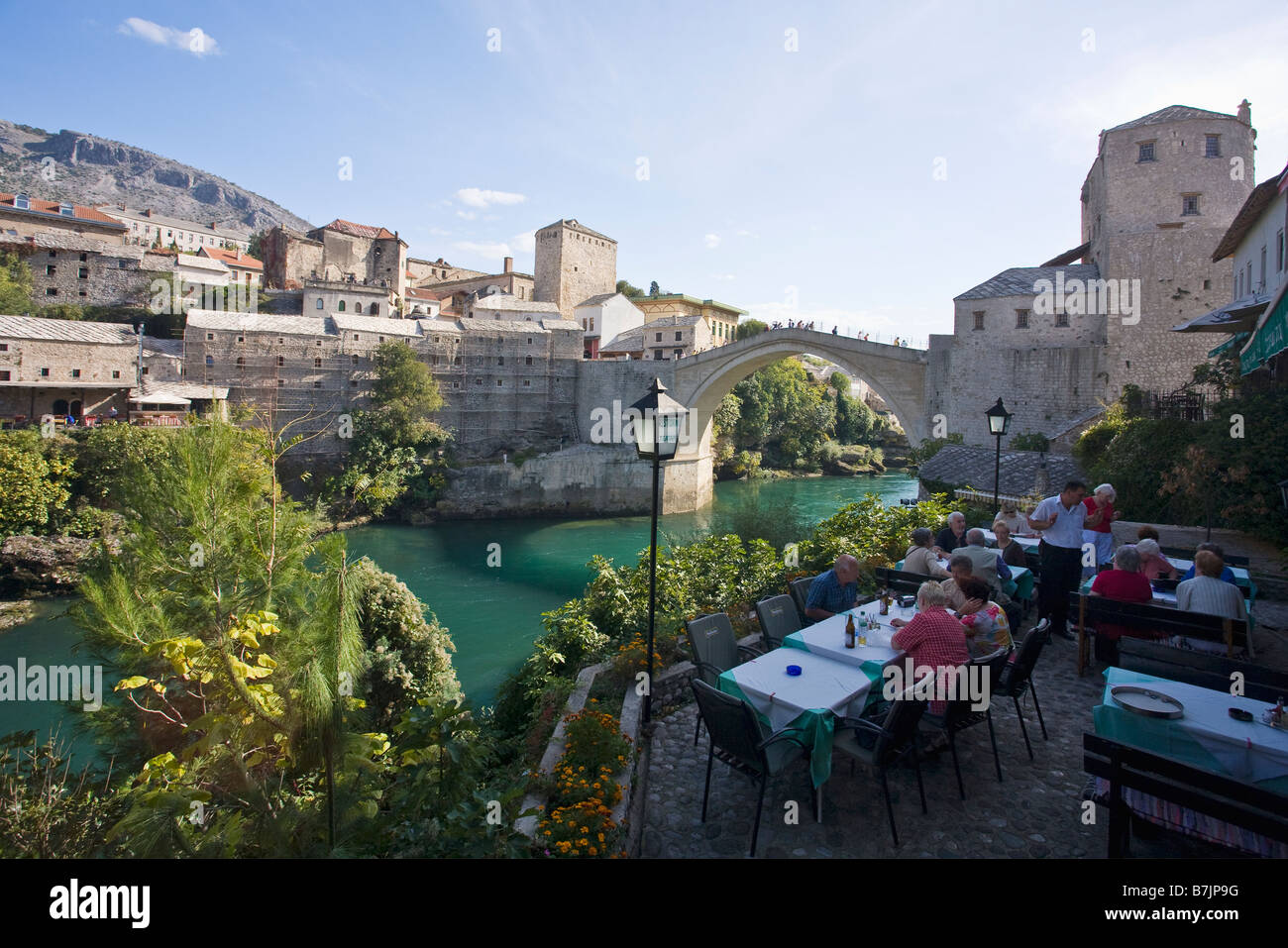Centre historique de la vieille ville de Mostar et restauré 16ème siècle pont sur la Neretva en Bosnie-Herzégovine Europe Banque D'Images