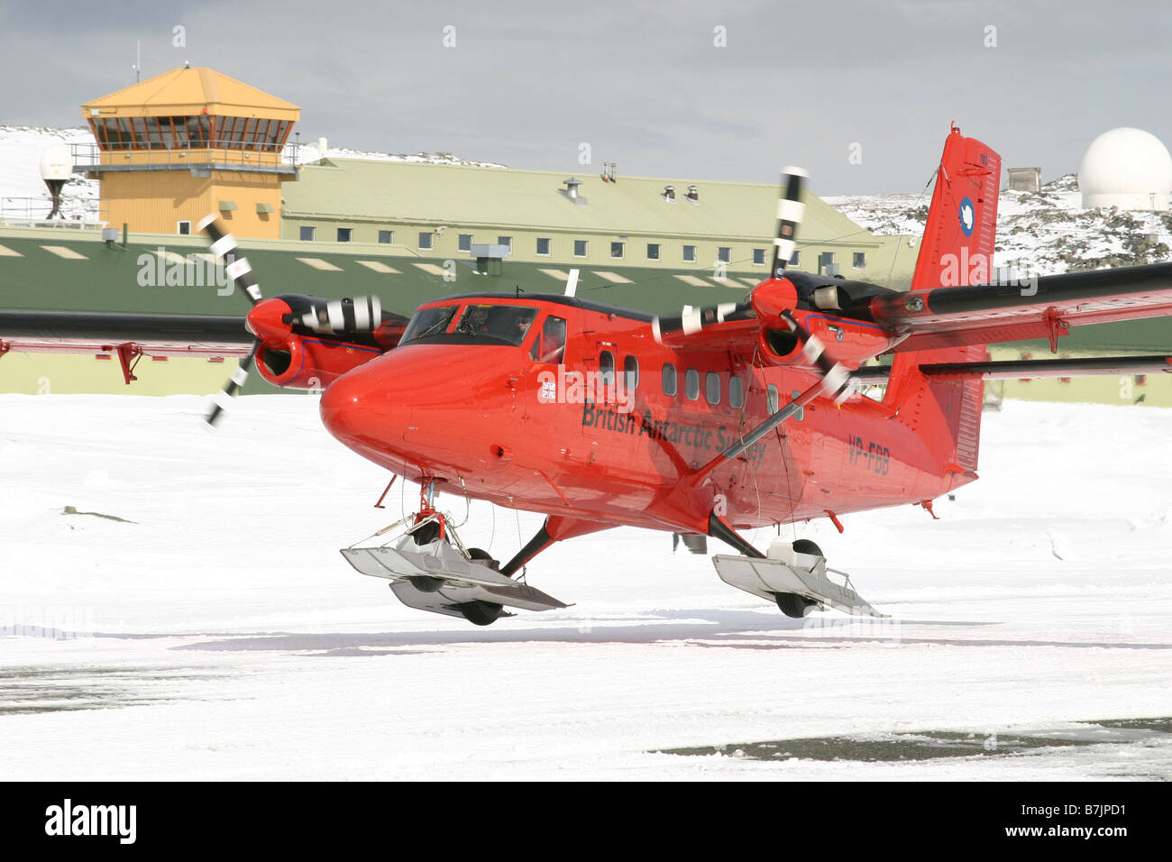 Skis Twin Otter décoller de la base de sondage en Antarctric à Pointe Rothera, Antarctique Banque D'Images