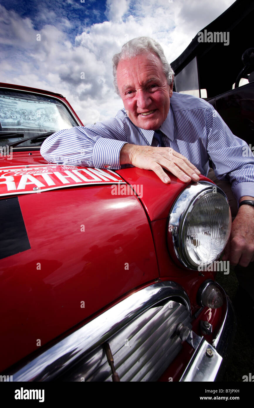 1964 Monte Carlo Rally Winner Paddy Hopkirk avec ses 1965 Mini Cooper S à la Cowley Salon de voitures à Oxford 2008 Banque D'Images