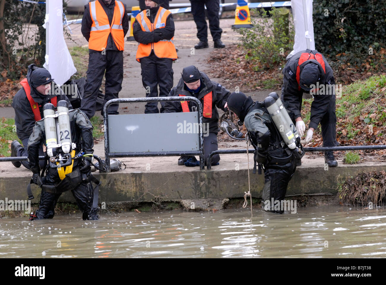L'équipe de plongée de la police recherche la rivière Great Ouse Bedford Banque D'Images