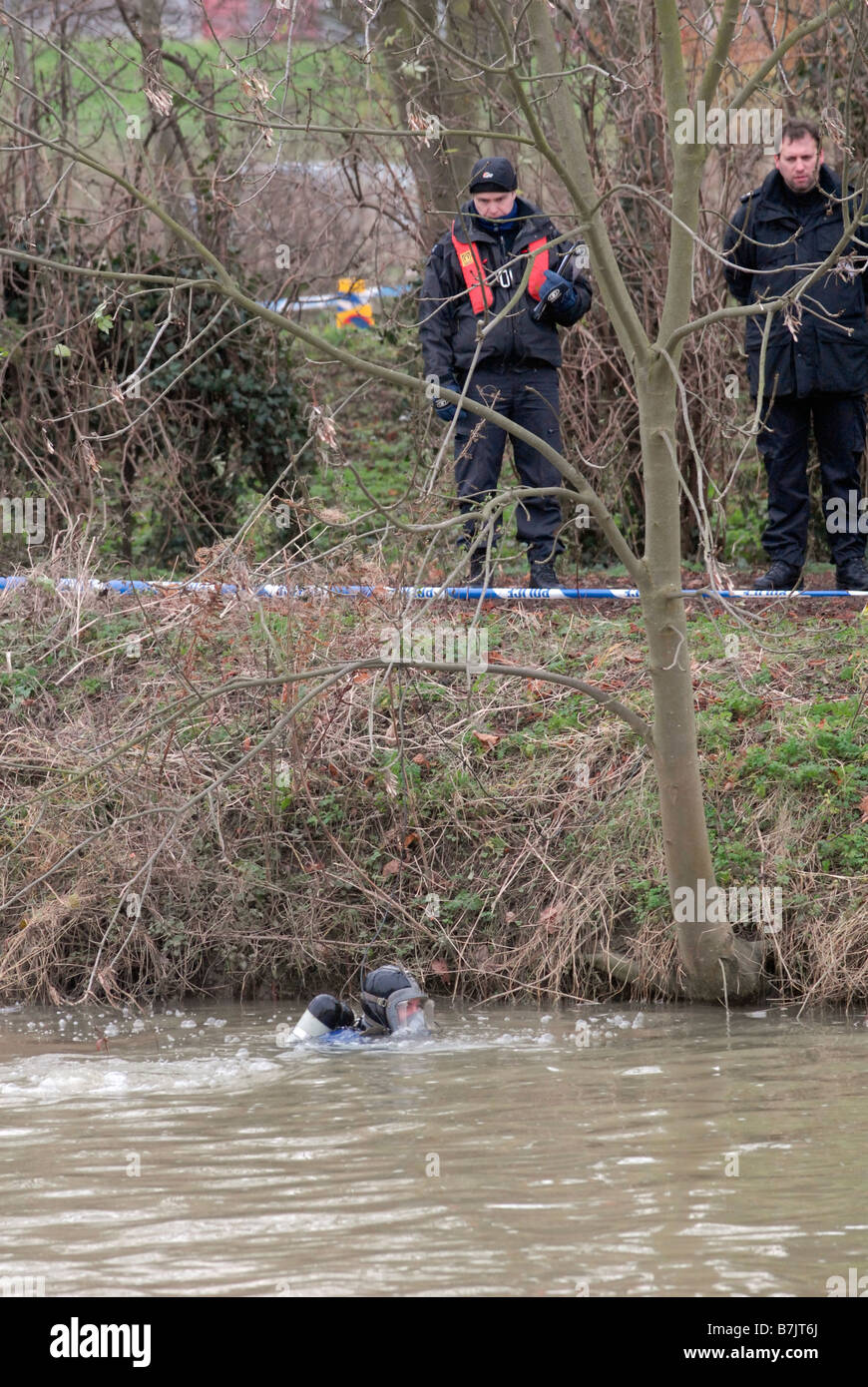 L'équipe de plongée de la police recherche la rivière Great Ouse Bedford Banque D'Images