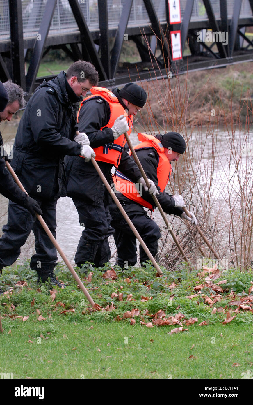 L'équipe Police recherchez les rives de la rivière Great Ouse Bedford Banque D'Images