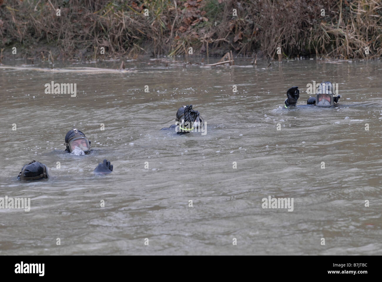 L'équipe de plongée de la police recherche la rivière Great Ouse Bedford Banque D'Images