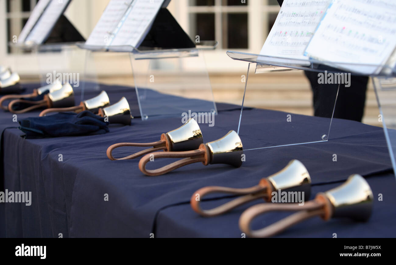 Cloches à main sur la table Banque D'Images