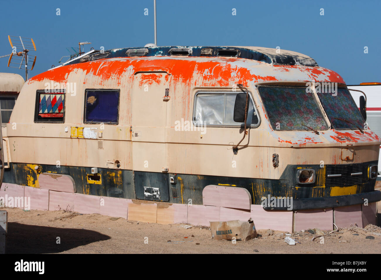 Le camping-car utilisé comme caravane statique sur la plage en Espagne Banque D'Images