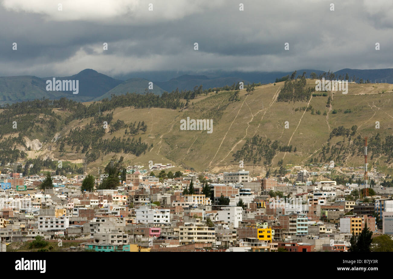 Toits de ville de montagne Ambato Equateur Banque D'Images