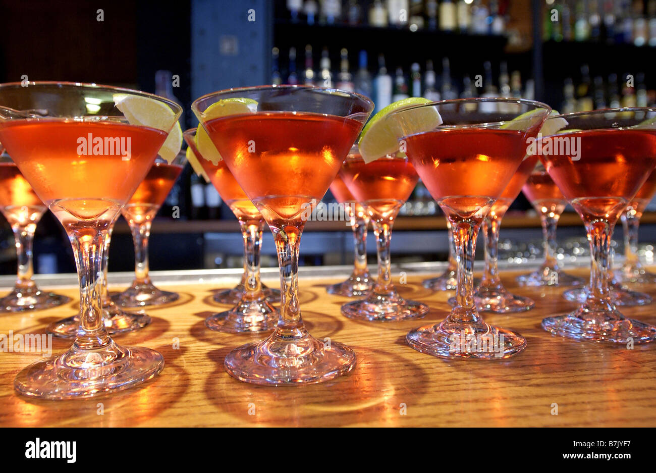 Cranberry martini s sur un bar top Banque D'Images