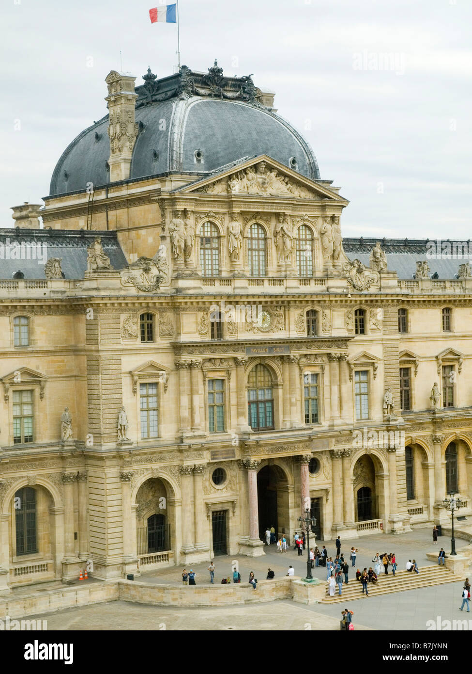 Une aile du palais du Louvre (accueil du Musée du Louvre) à Paris, France, Europe Banque D'Images