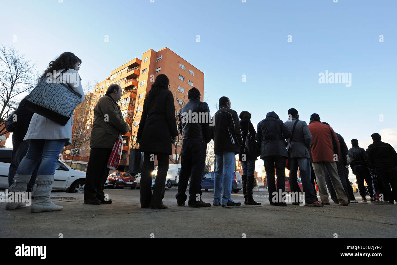 Les gens en file d'attente jusqu'à un centre d'emploi en Espagne Madrid Banque D'Images
