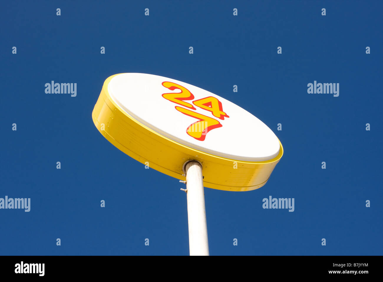 24 7 Ouvrez toujours signe jaune et blanc Banque D'Images