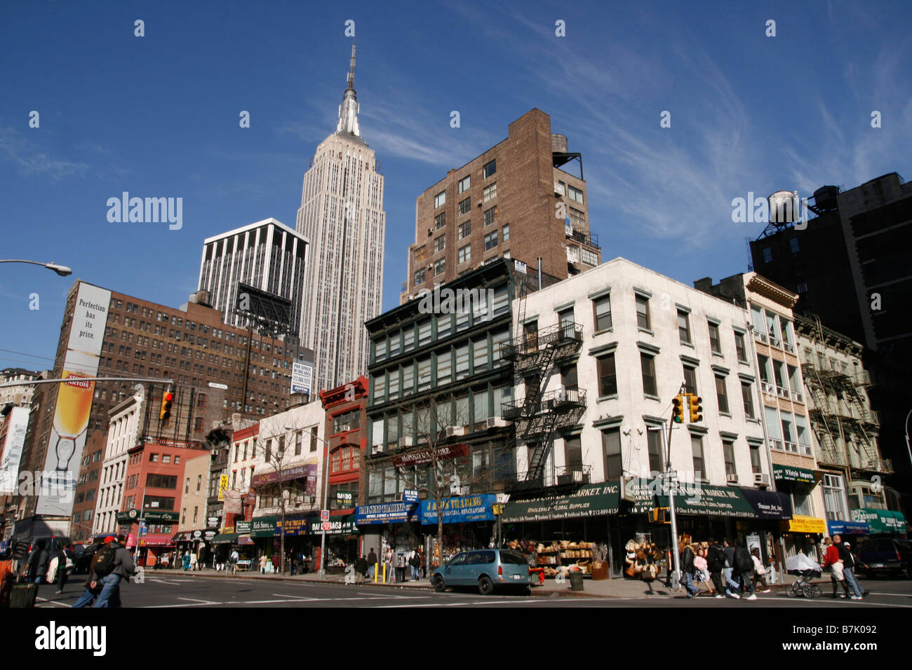 Empire State Building vu à travers les bâtiments dans le quartier de Chelsea sur le côté ouest de Manhattan à New York City, New York. Banque D'Images
