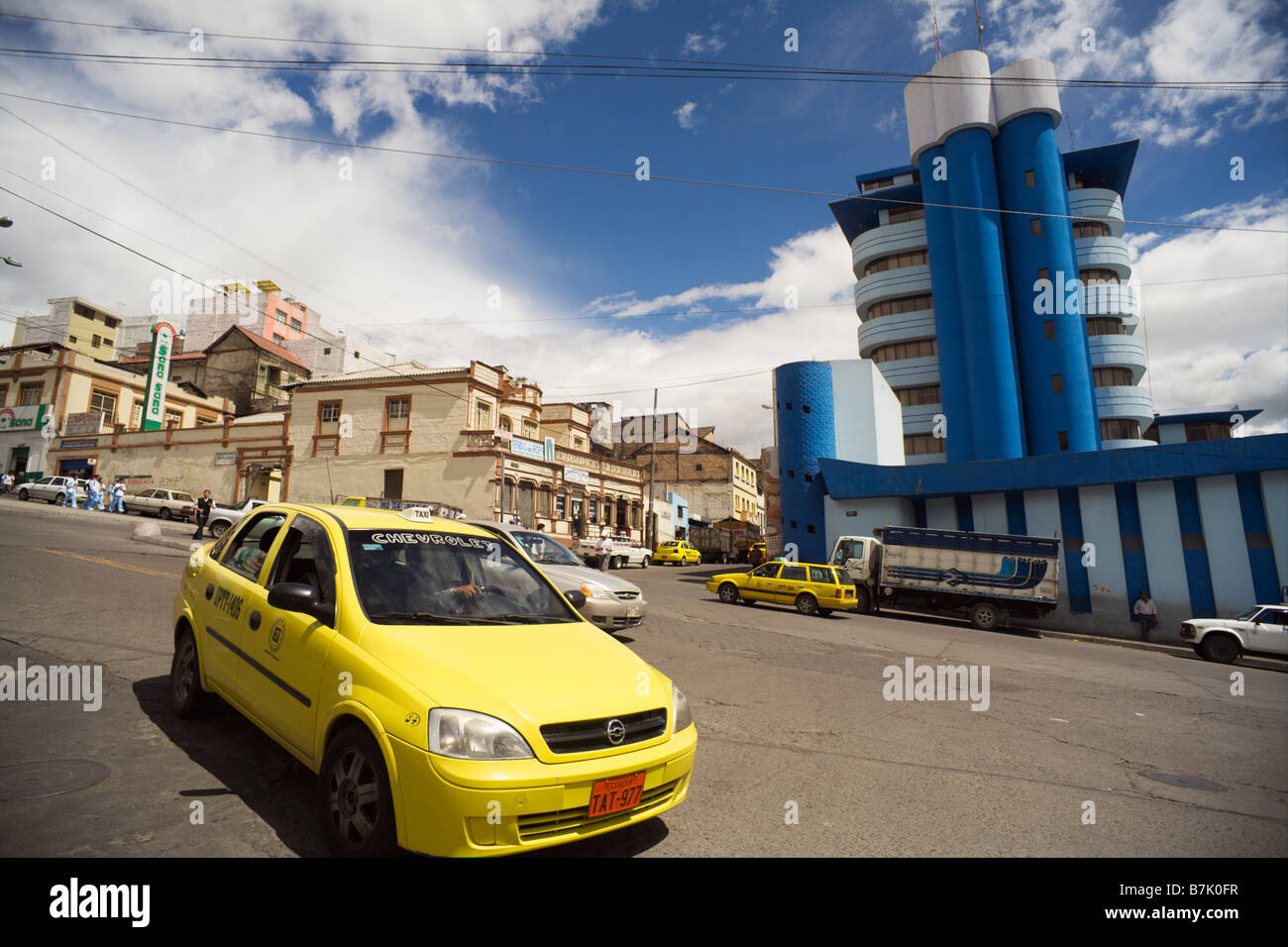 L'ubiqitous taxi jaune de l'Équateur dans les rues d'Ambato Banque D'Images