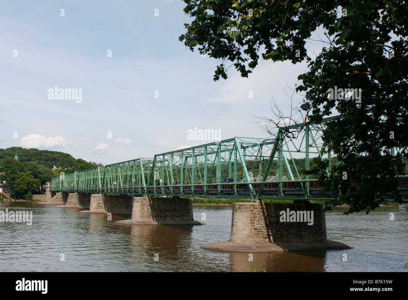 Un pont en treillis avec des poutres d'acier et de fer qui traverse la rivière Delaware entre Washington et New Jersey Banque D'Images