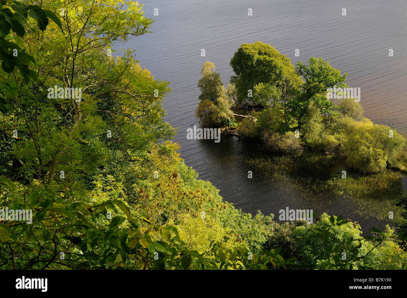 À la flèche vers le bas, sur une île artificielle néolithique crannog ou près de l'extrémité ouest du Loch Tay Perthshire Scotland UK Banque D'Images