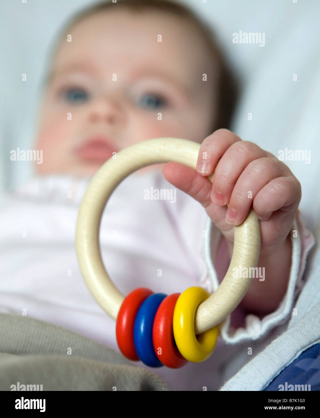 Baby holding un hochet à 14 semaines . Banque D'Images