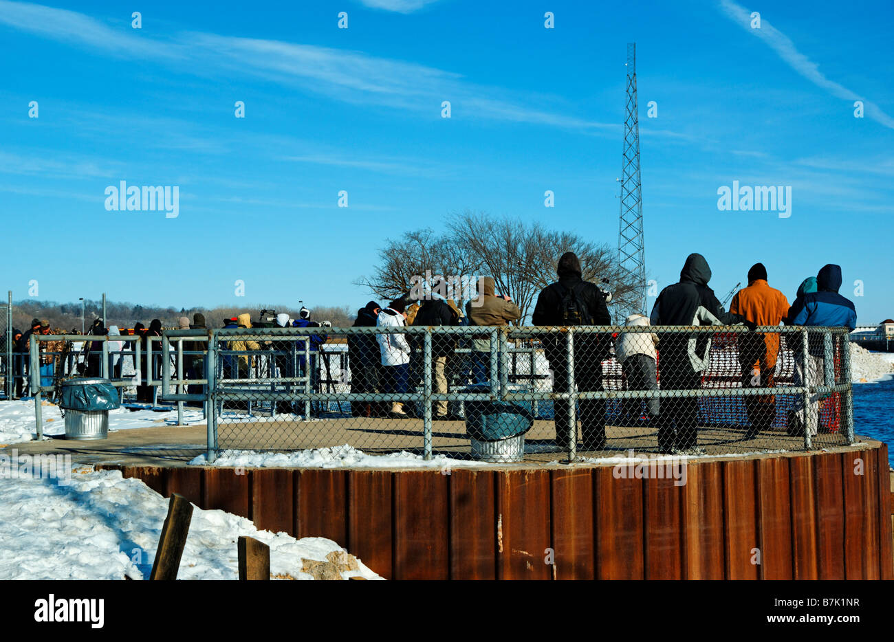 Les photographes se tenir sur une des passerelles surplombant la rivière Mississippi, à l'Écluse et barrage 14. Banque D'Images