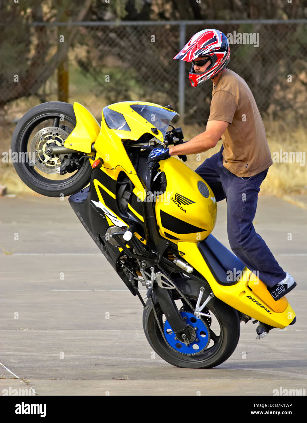 Stunt rider mono wheelie motor bike action verticale cycle Banque D'Images
