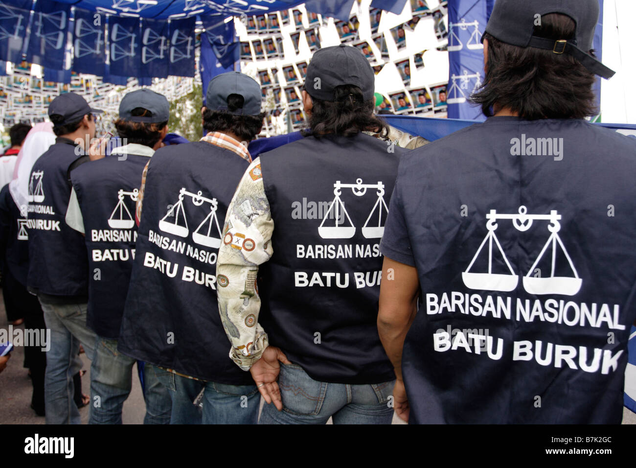 Des partisans du parti national Barisan parlementaire lors d'une élection partielle à Kuala Terengganu, Malaisie. Banque D'Images