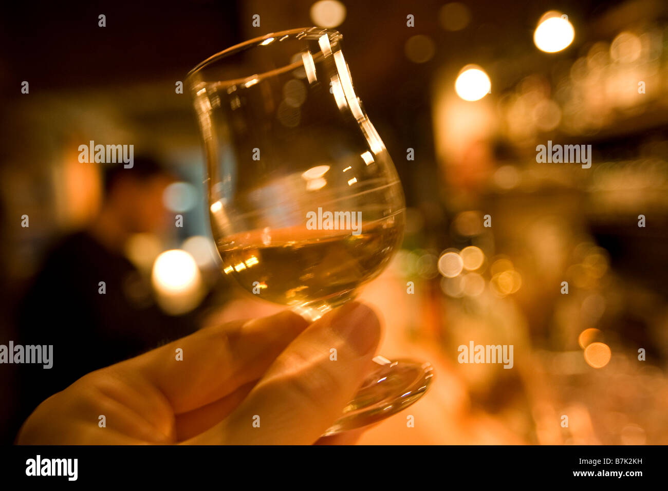 Boire du whisky whisky dans un bar pub environnement. Banque D'Images