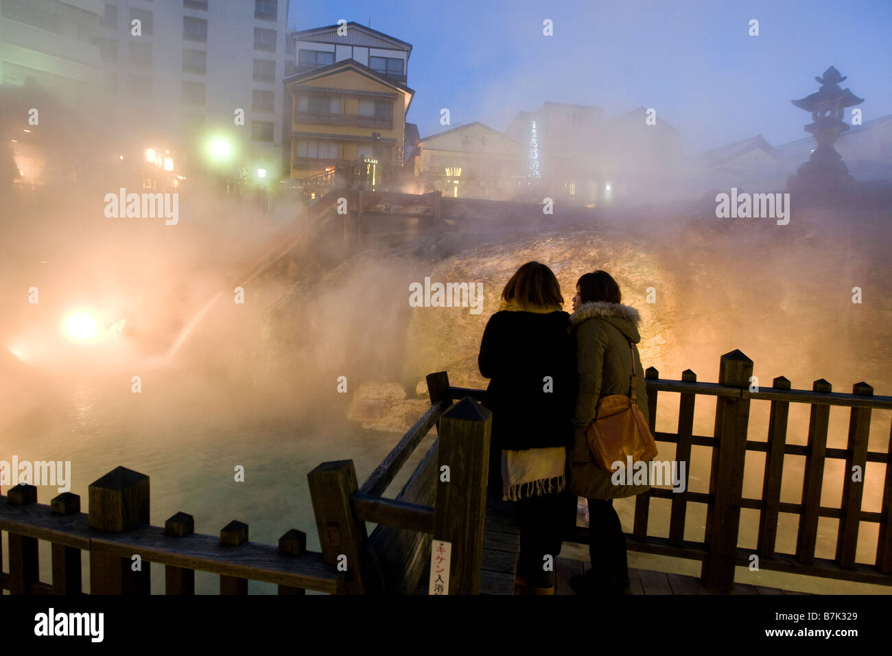 La vapeur chaude s'élève du Yubatake -domaine de l'eau chaude, au printemps dans le centre de Kusatsu, ville du Japon. Banque D'Images