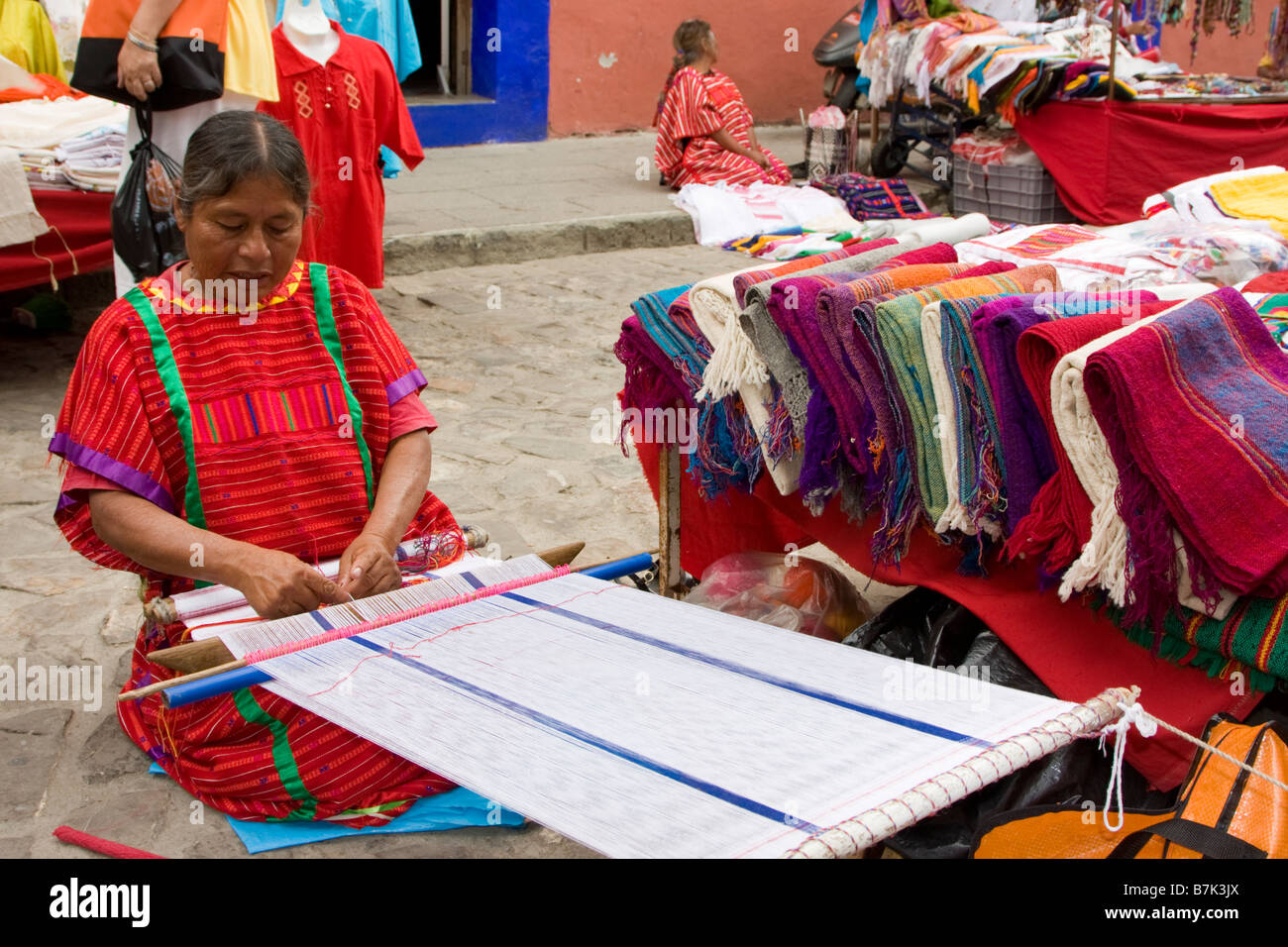 Oaxaca, Mexique. Indien zapotèque Weaver, marché plein air, Plazuela Labastida, près de l'église de Santo Domingo. Banque D'Images