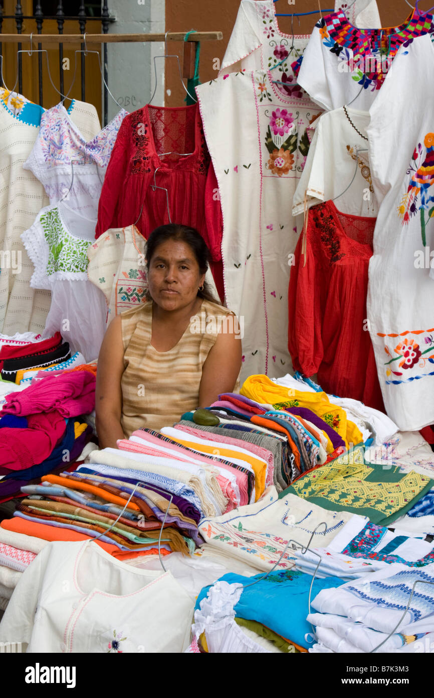 Oaxaca, Mexique. Vendeur de vêtements Indien zapotèque, marché Plein Air (Plazuela Labastida) près de l'église de Santo Domingo. Banque D'Images