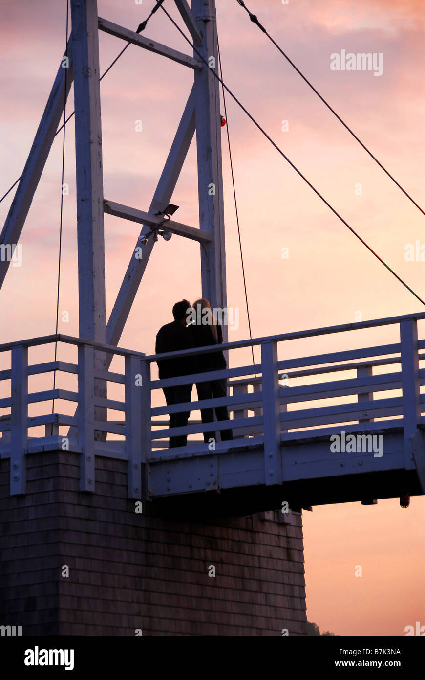 Couple sur la passerelle pour piétons au coucher du soleil dans la région de Perkins Cove Maine Banque D'Images